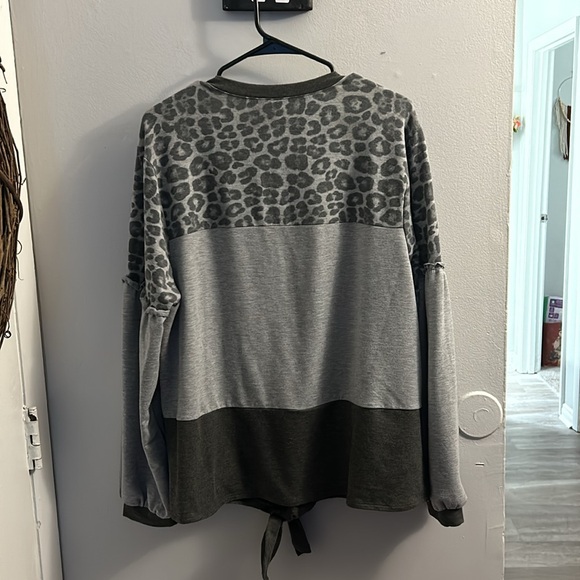 Women’s top - Picture 2 of 6